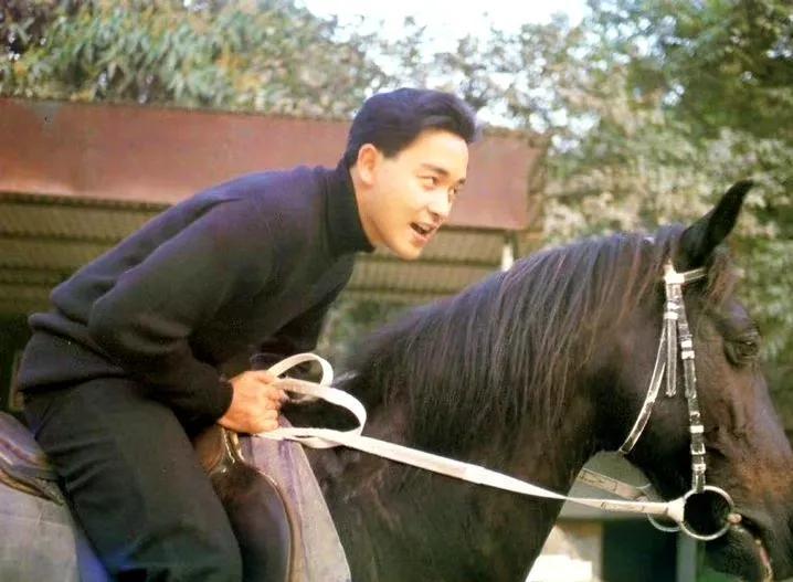 王祖贤颜值巅峰期有多美，天王们都为她争先恐后！