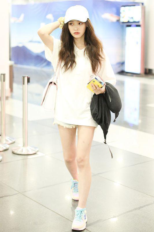 林允现身北京机场气场足 走路带风秀长腿 抿嘴卖萌皮肤白到发光