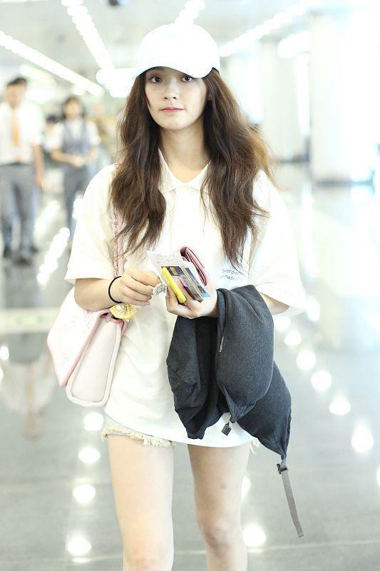 林允现身北京机场气场足 走路带风秀长腿 抿嘴卖萌皮肤白到发光