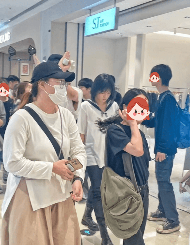 马思纯商场拍戏被偶遇 彩色多巴胺穿搭笑容灿烂