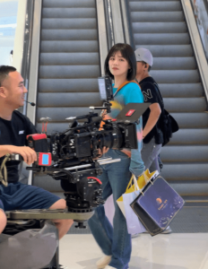 ​马思纯商场拍戏被偶遇 彩色多巴胺穿搭笑容灿烂