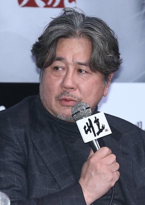 伯贤和iu回归谁赢了（翻拍太阳的后裔算什么）(8)