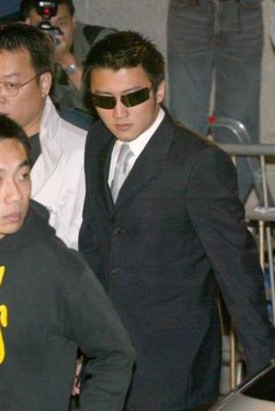 48岁谢霆锋有多有灵魂(摔吉他深陷顶包案)(7)