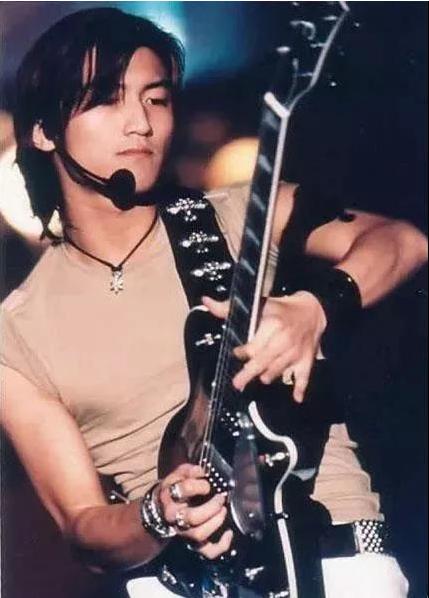 48岁谢霆锋有多有灵魂(摔吉他深陷顶包案)(5)