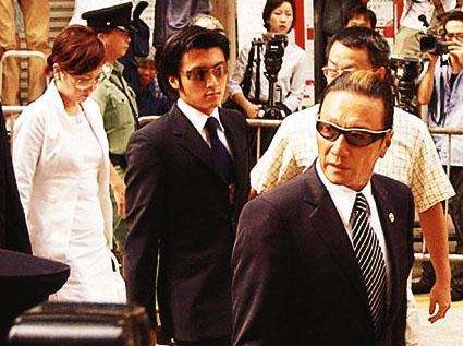 48岁谢霆锋有多有灵魂(摔吉他深陷顶包案)(6)