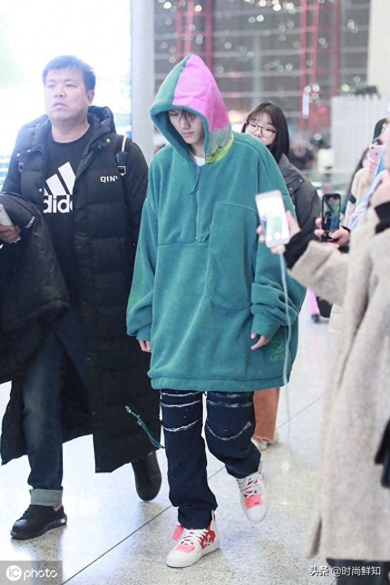 人气王！灵超穿潮装秒变机场最帅，迷妹簇拥人气旺