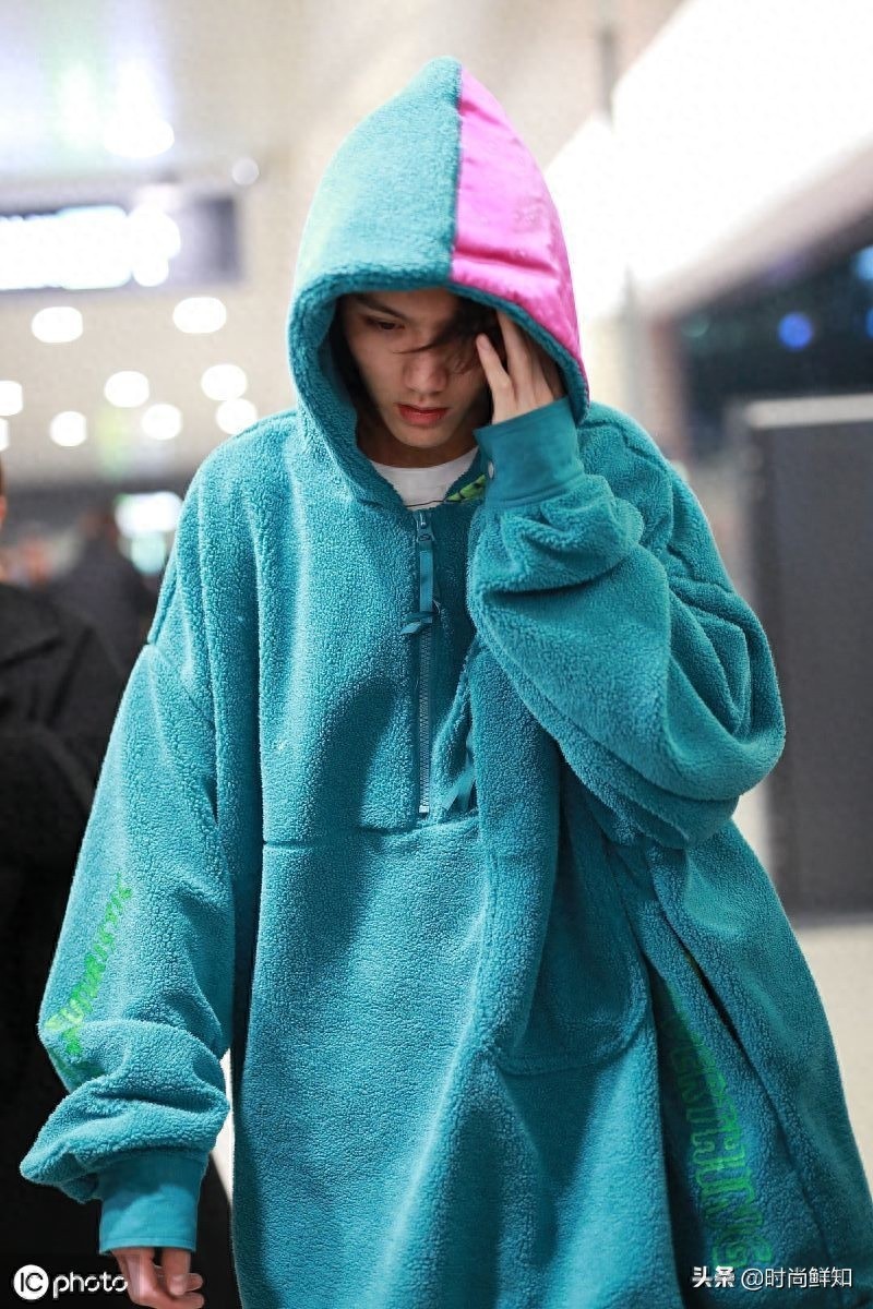 人气王！灵超穿潮装秒变机场最帅，迷妹簇拥人气旺