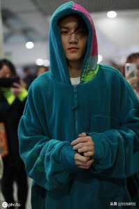 ​人气王！灵超穿潮装秒变机场最帅，迷妹簇拥人气旺