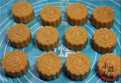 ​家庭版自制月饼做法 快中秋了，教你在家做月饼，不用烤箱不用糖浆，甜而不腻零