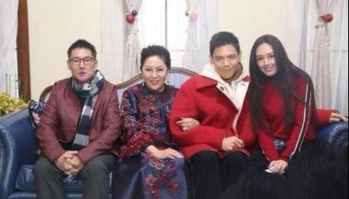 郭碧婷生日，向佐守着时间送生日祝福，与向太生日相差一天真有缘