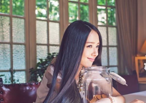 郭碧婷生日，向佐守着时间送生日祝福，与向太生日相差一天真有缘