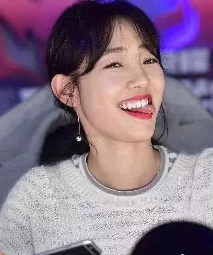 白百何“一指禅”的男主角现身了, 两人在机场公然秀起恩爱