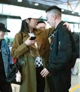 ​白百何“一指禅”的男主角现身了, 两人在机场公然秀起恩爱