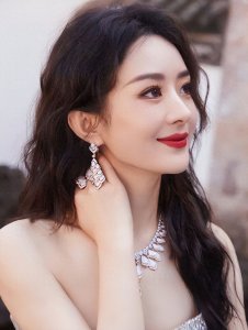 ​赵丽颖遭群嘲，章子怡出手帮忙，一句话道出娱乐圈的底层规则