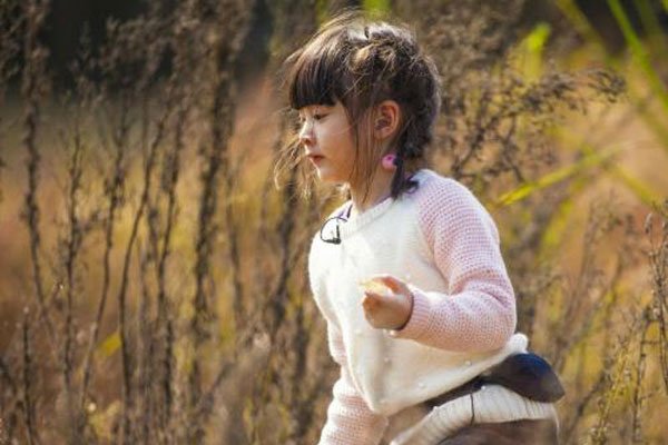 田雨橙现在长大的照片 颜值身高被认为是邻家女孩