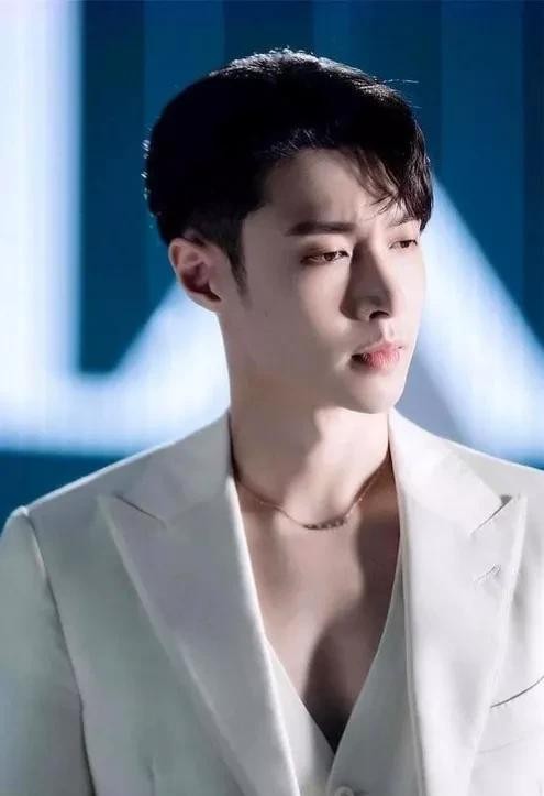 张艺兴个人资料简介（内地男明星张艺兴）