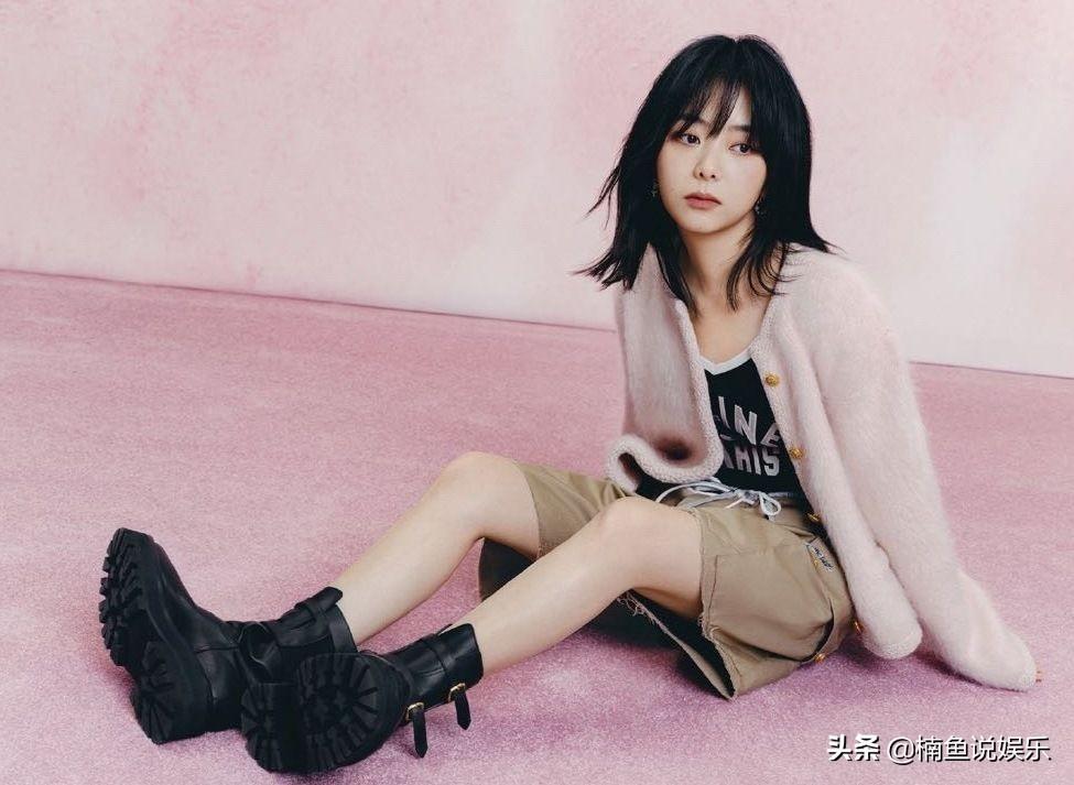 1岁谭松韵永远都有少女感，甜酷女孩气质抢镜，坐在地上满脸无辜