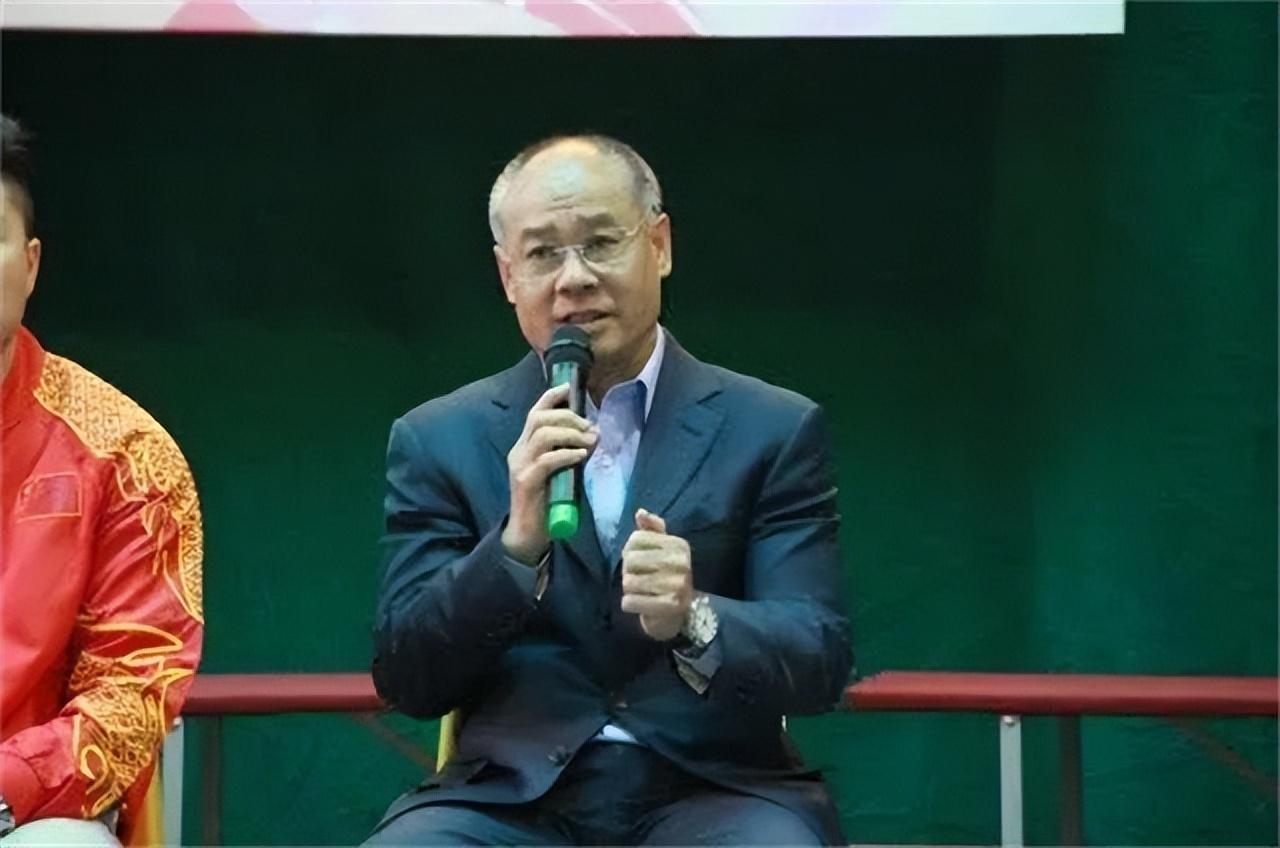 李宁简介个人资料(“体操王子”李宁身价百亿,58岁头发脱落,59岁妻子仍风韵犹存)