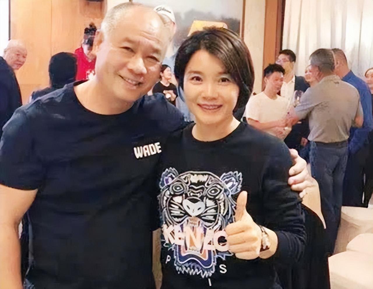 李宁简介个人资料(“体操王子”李宁身价百亿,58岁头发脱落,59岁妻子仍风韵犹存)