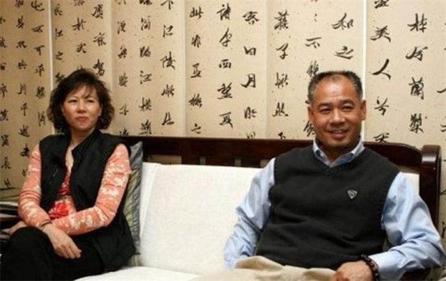 李宁简介个人资料(“体操王子”李宁身价百亿,58岁头发脱落,59岁妻子仍风韵犹存)