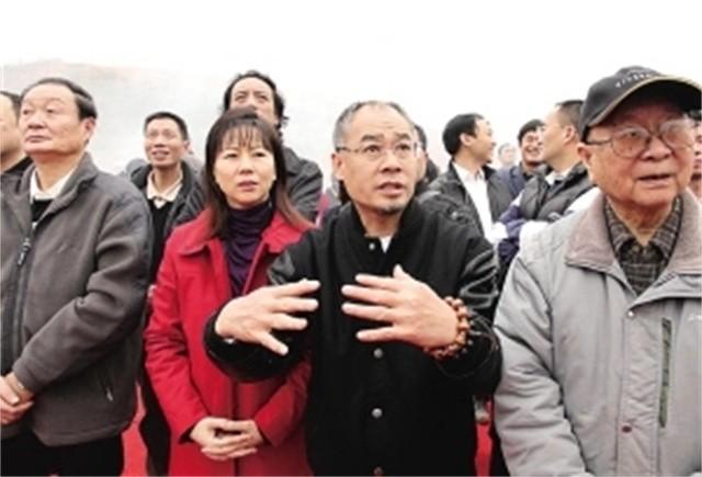 李宁简介个人资料(“体操王子”李宁身价百亿,58岁头发脱落,59岁妻子仍风韵犹存)