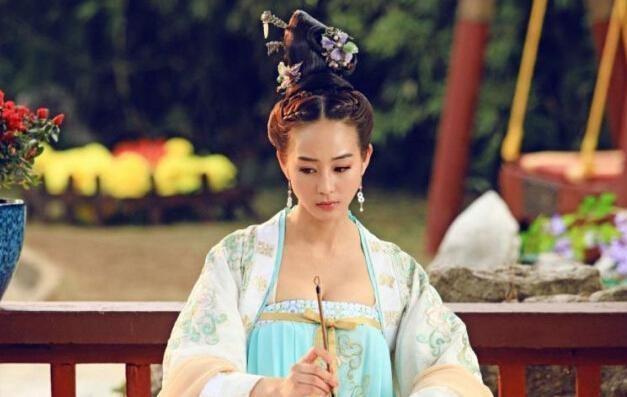 她出身书香门第，颜值不输林志玲，更让人佩服的却是她的学历！