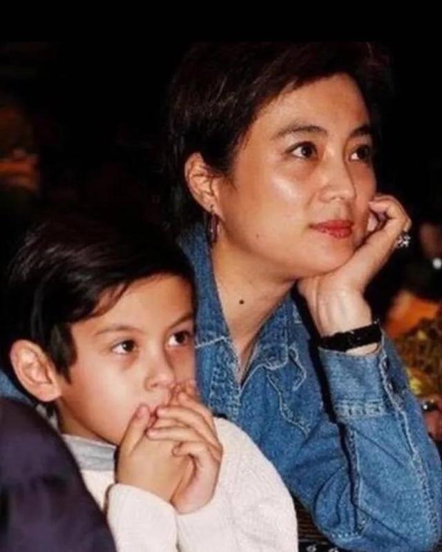 李玲玉和外国老公离婚了吗（李玲玉不顾家人反对）(13)