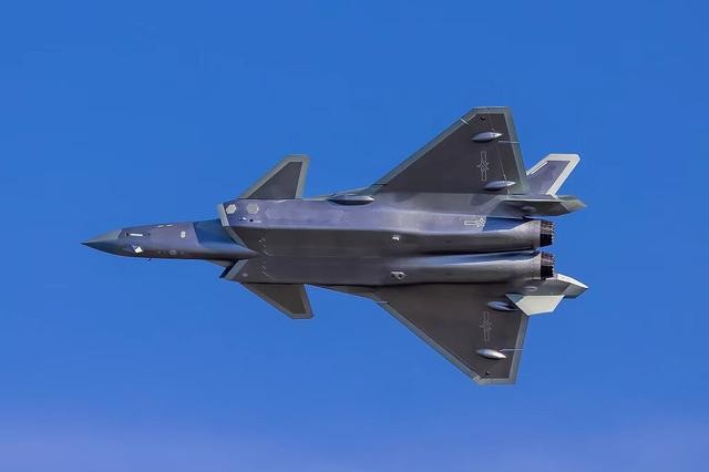 运20给歼16空中加油（运油-20歼-20歼-16首次同框）(5)