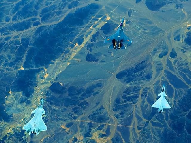 运20给歼16空中加油（运油-20歼-20歼-16首次同框）(7)