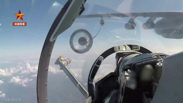 运20给歼16空中加油（运油-20歼-20歼-16首次同框）(3)