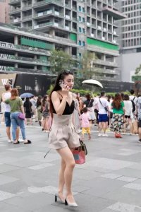 ​精致美女街拍高清图片（浪漫优雅的美女街拍美图合集）
