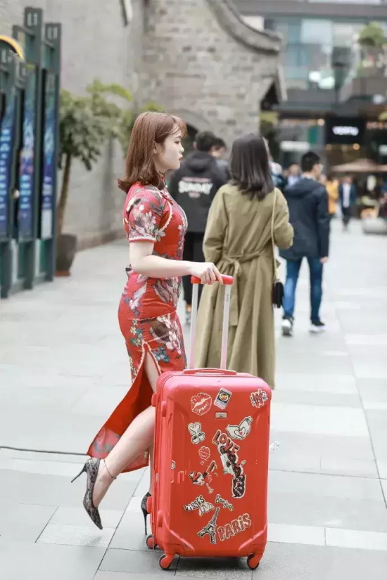 精致美女街拍高清图片（浪漫优雅的美女街拍美图合集）