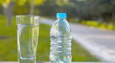 ​矿泉水可以托运,没打开的矿泉水能带上飞机吗