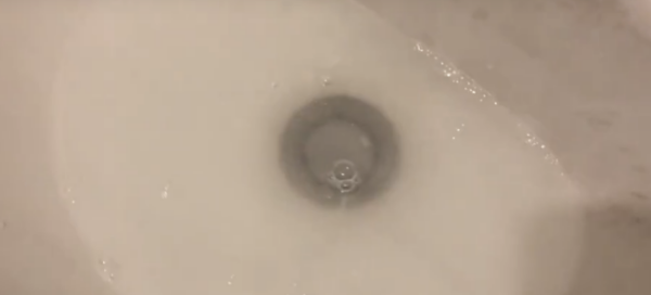 鞋带被孔染黑了怎么洗,白色鞋带黑印怎么去除图9