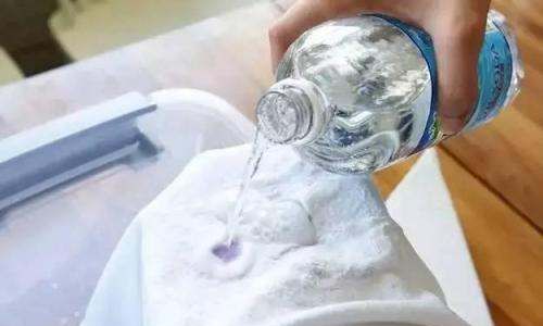 鞋带被孔染黑了怎么洗,白色鞋带黑印怎么去除图1