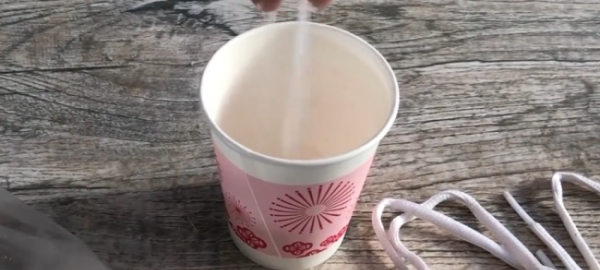 鞋带被孔染黑了怎么洗,白色鞋带黑印怎么去除图6