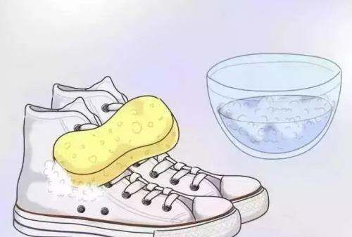 鞋带被孔染黑了怎么洗,白色鞋带黑印怎么去除图5