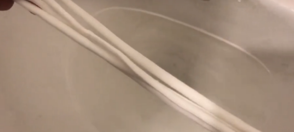 鞋带被孔染黑了怎么洗,白色鞋带黑印怎么去除图11