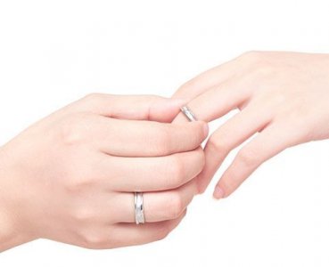 ​中指戴戒指说明什么，中指和小拇指戴戒指说明什么？