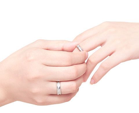 中指和小拇指戴戒指说明什么