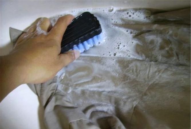 衣服上沾上机油该怎么洗掉，急需要一个简单有效的方法