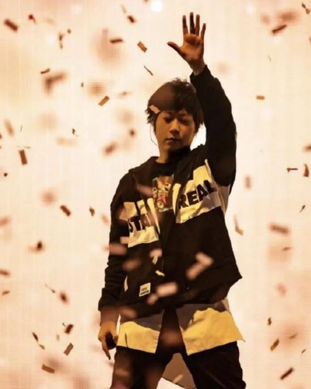 阿信女友是蛋蛋吗(45岁阿信被助理表妹拿下了)