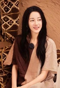 ​嘉行传媒招聘风波：娱乐圈员工待遇引发的社会思考