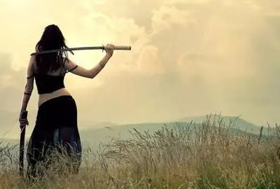 女人致自己的句子,女汉子霸气句子致自己英文图1