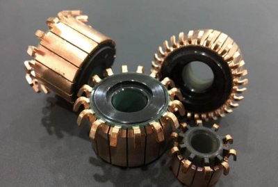 ​换向器的作用，在直流电动机中，换向器和电刷的作用是什么？