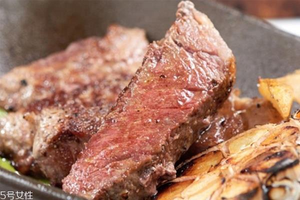 牛小排是牛的哪个部位 牛胸腔左右两侧肋骨部分