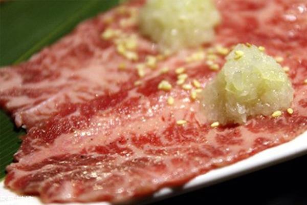 牛小排是牛的哪个部位 牛胸腔左右两侧肋骨部分