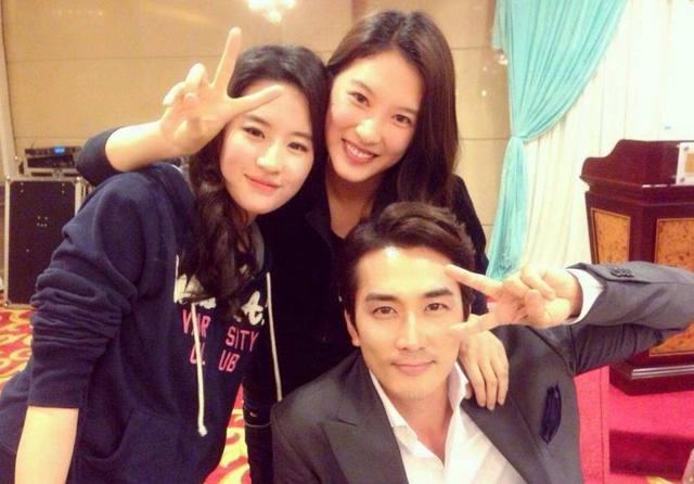 宋承宪刘亦菲近况如何（无修图照引网友热议）(60)