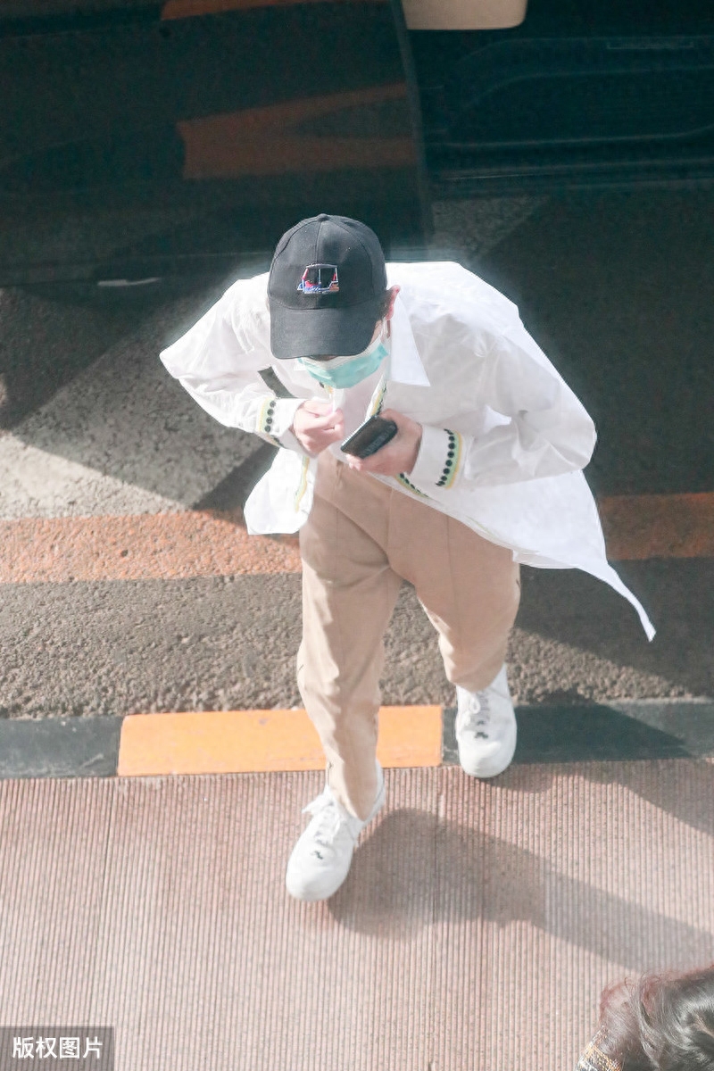 王源现身北京赶行程，一身白衣不露脸也可以帅出天际