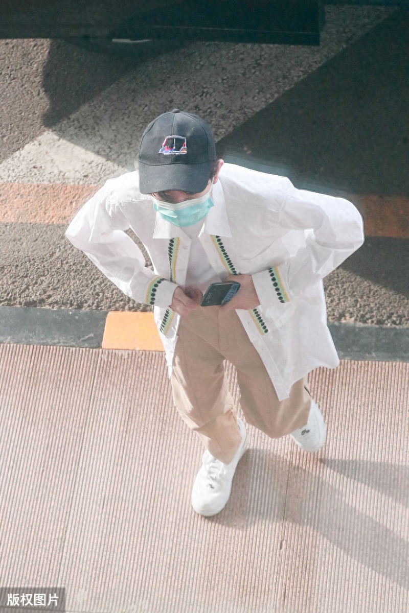 王源现身北京赶行程，一身白衣不露脸也可以帅出天际